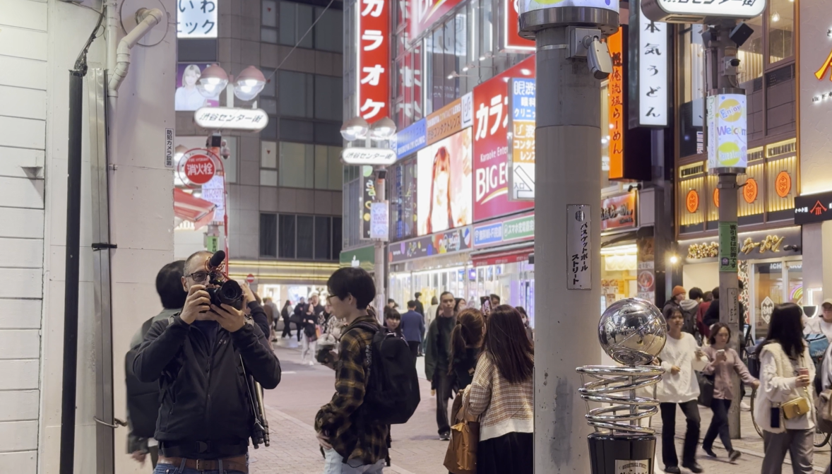 Farid Rahimi durante le riprese nelle strade di Tokyo