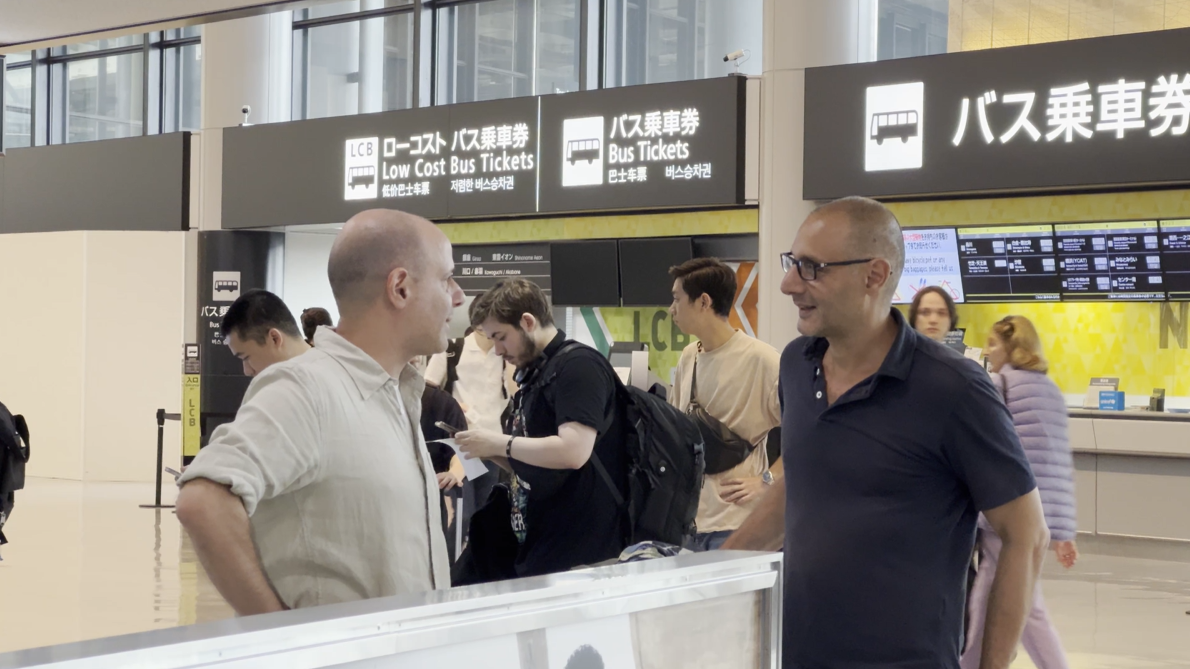 Farid Rahimi incontra il fratello all'aeroporto di Tokyo