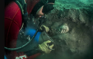 Una mano votiva emerge dal sedimento durante uno scavo archeologico a Thonis-Heracleion. Fine del V secolo a.C.-inizi del IV secolo a.C., probabilmente proveniente da Cipro. Photo by Christoph Gerigk, ©Franck Goddio/Hilti Foundation